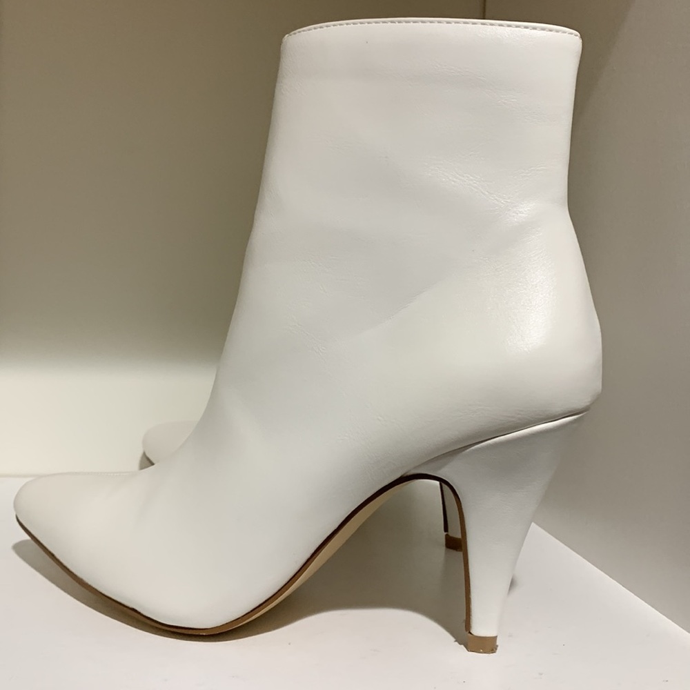 Carlos by Carlos Santana white pointy booties/kitten heel. 5.5